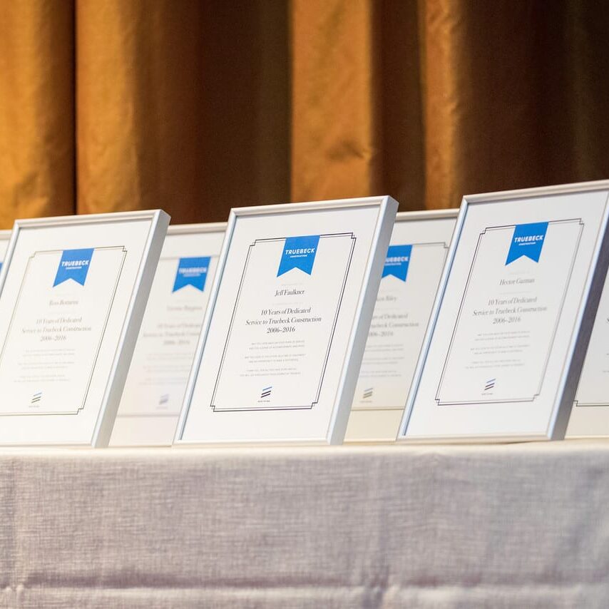 acd39d0f33fec6570af410b714fd61aa A table with several awards on it